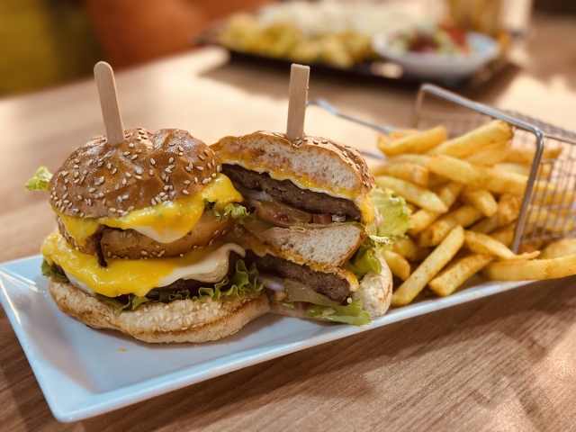 BİGBURGER (698 kcal)